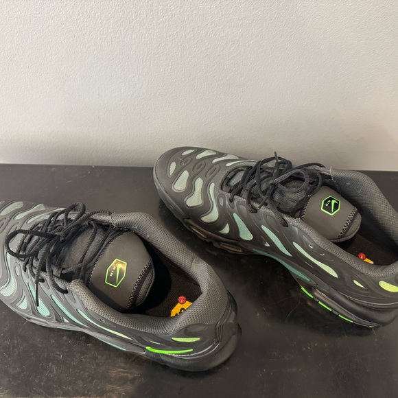 Nike Black and Green Athletic Shoes AIR MAX - Picture 4 of 6